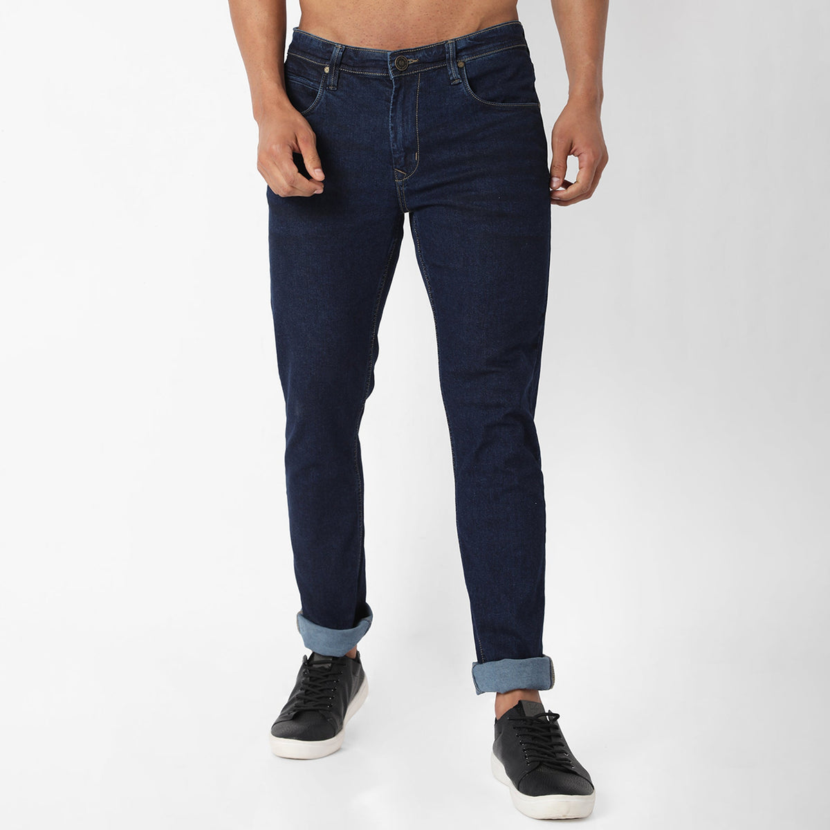 Men Wearing Straight Fit Solid Mid Rise Jean