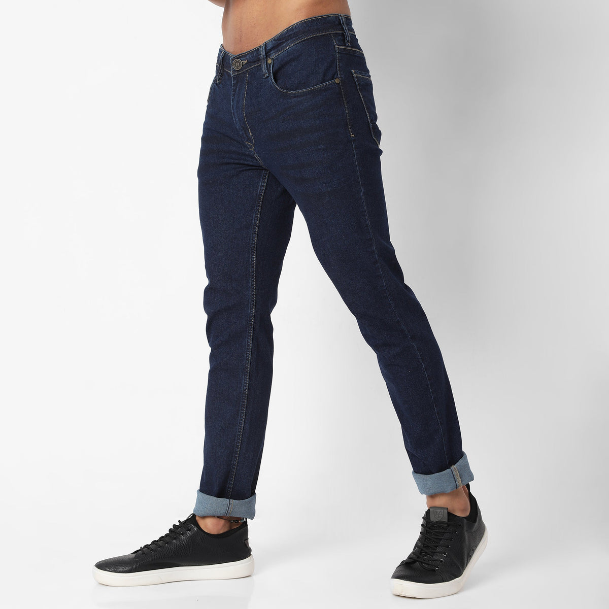 Men Wearing Straight Fit Solid Mid Rise Jean