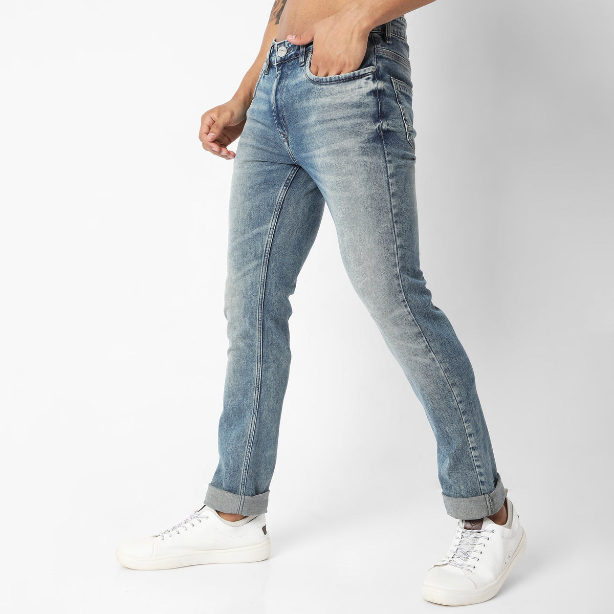 Men Wearing Straight Fit Solid Mid Rise Jean