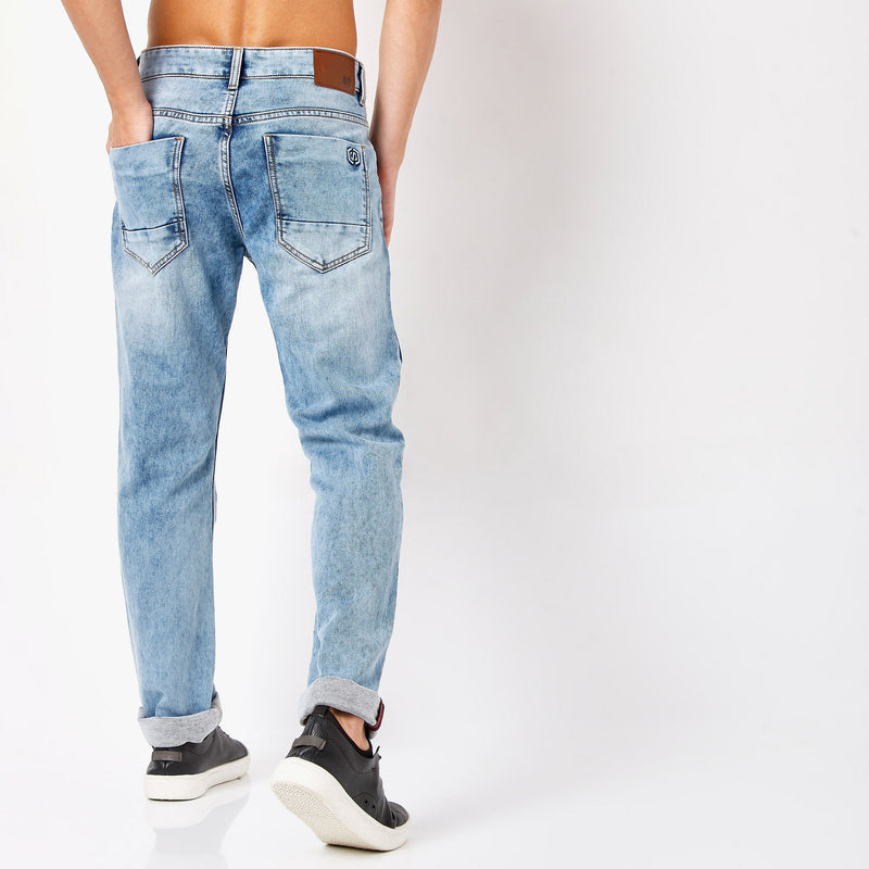 Men Wearing Straight Fit Solid Mid Rise Jean