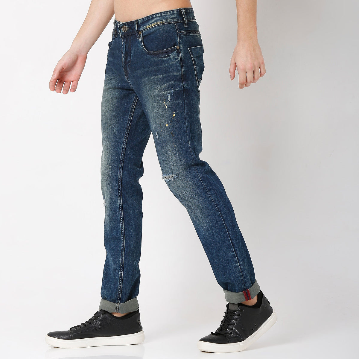 Men Wearing Straight Fit Solid Mid Rise Jean