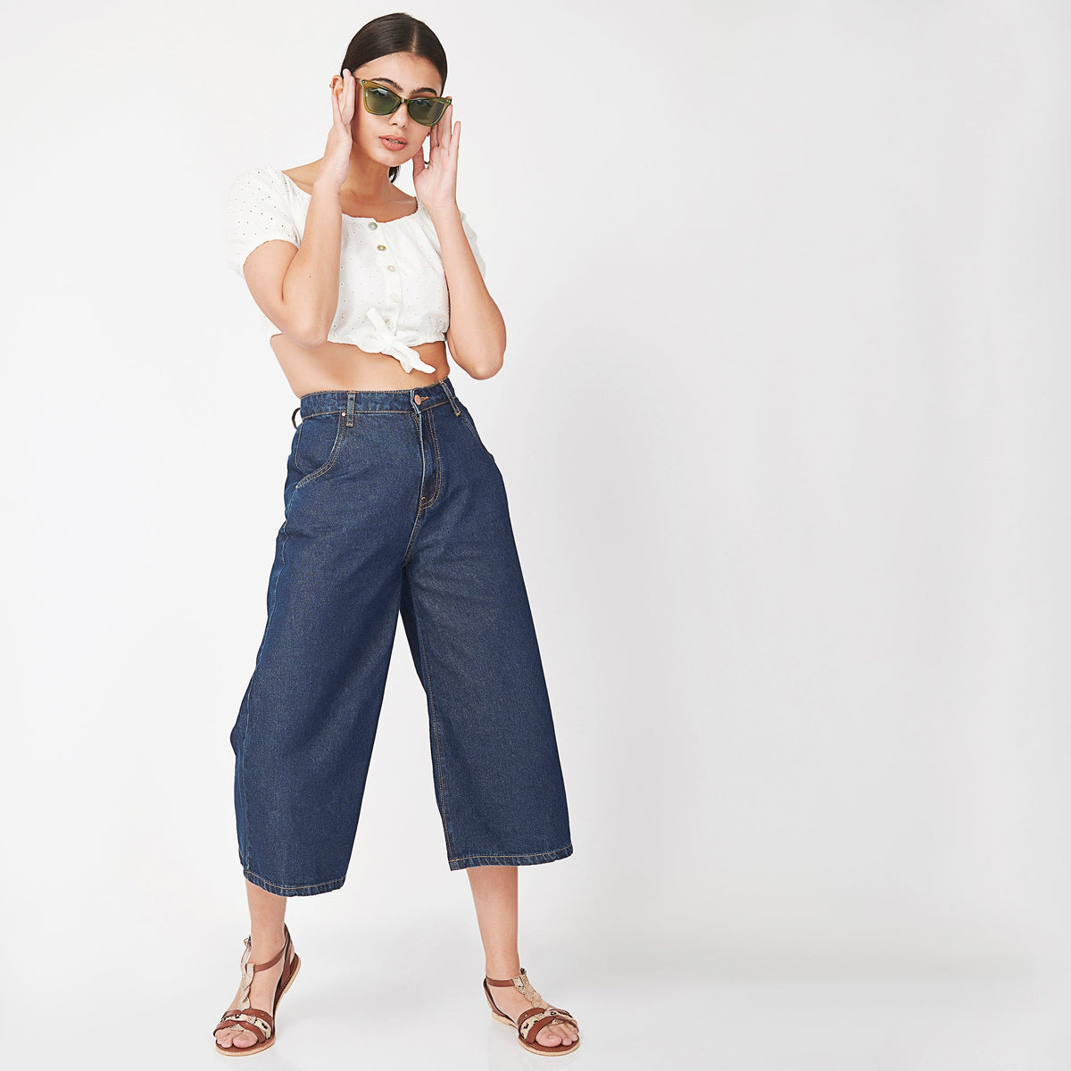 Women Wearing Flare Fit Solid High Rise Culotte