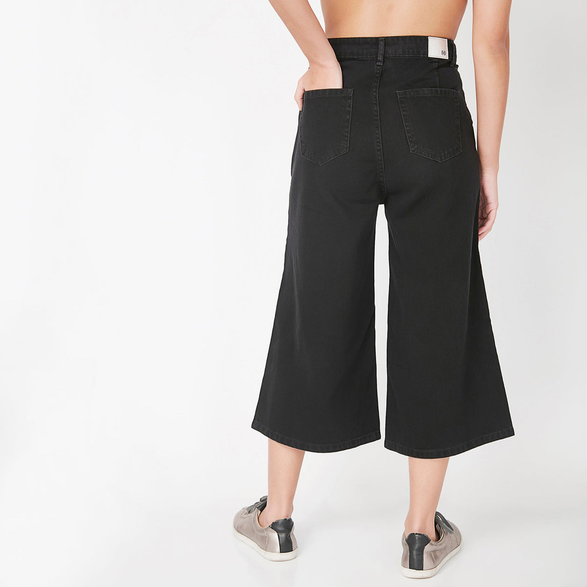 Women Wearing Flare Fit Solid High Rise Culotte