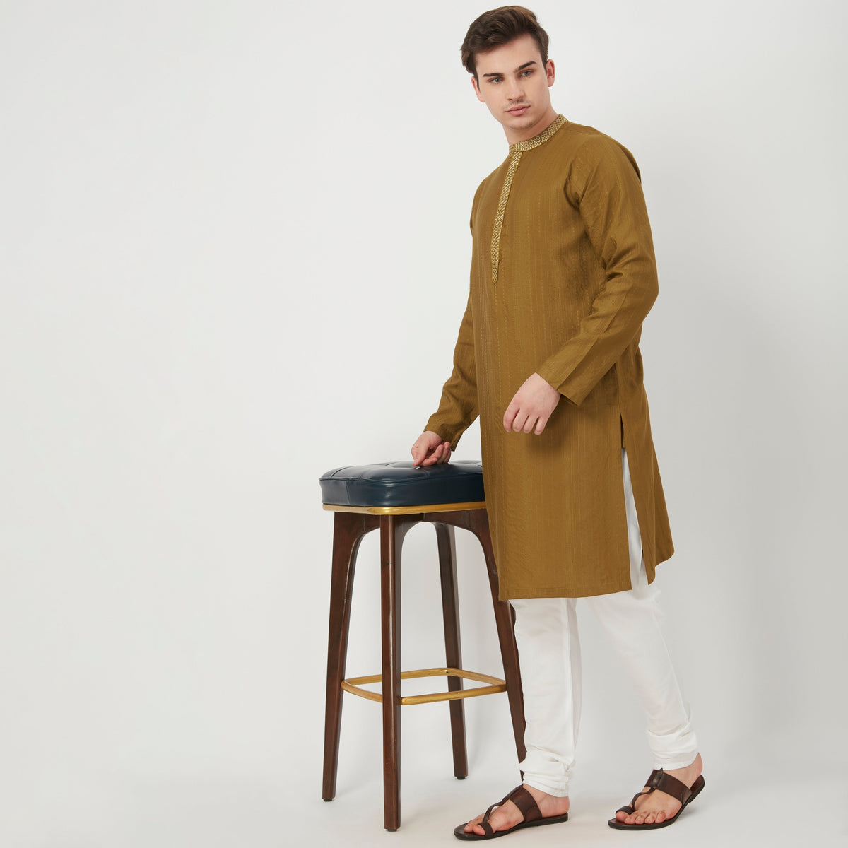 Men Wearing Regular Fit Embroidered Kurta