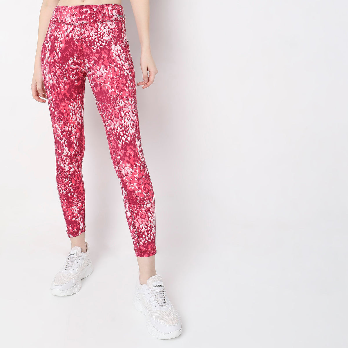 Women Wearing Skinny Fit Abstract Mid Rise Jeggings