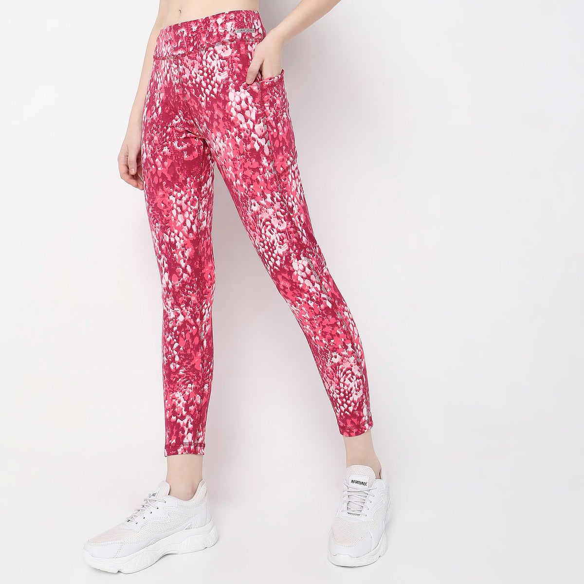 Women Wearing Skinny Fit Abstract Mid Rise Jeggings