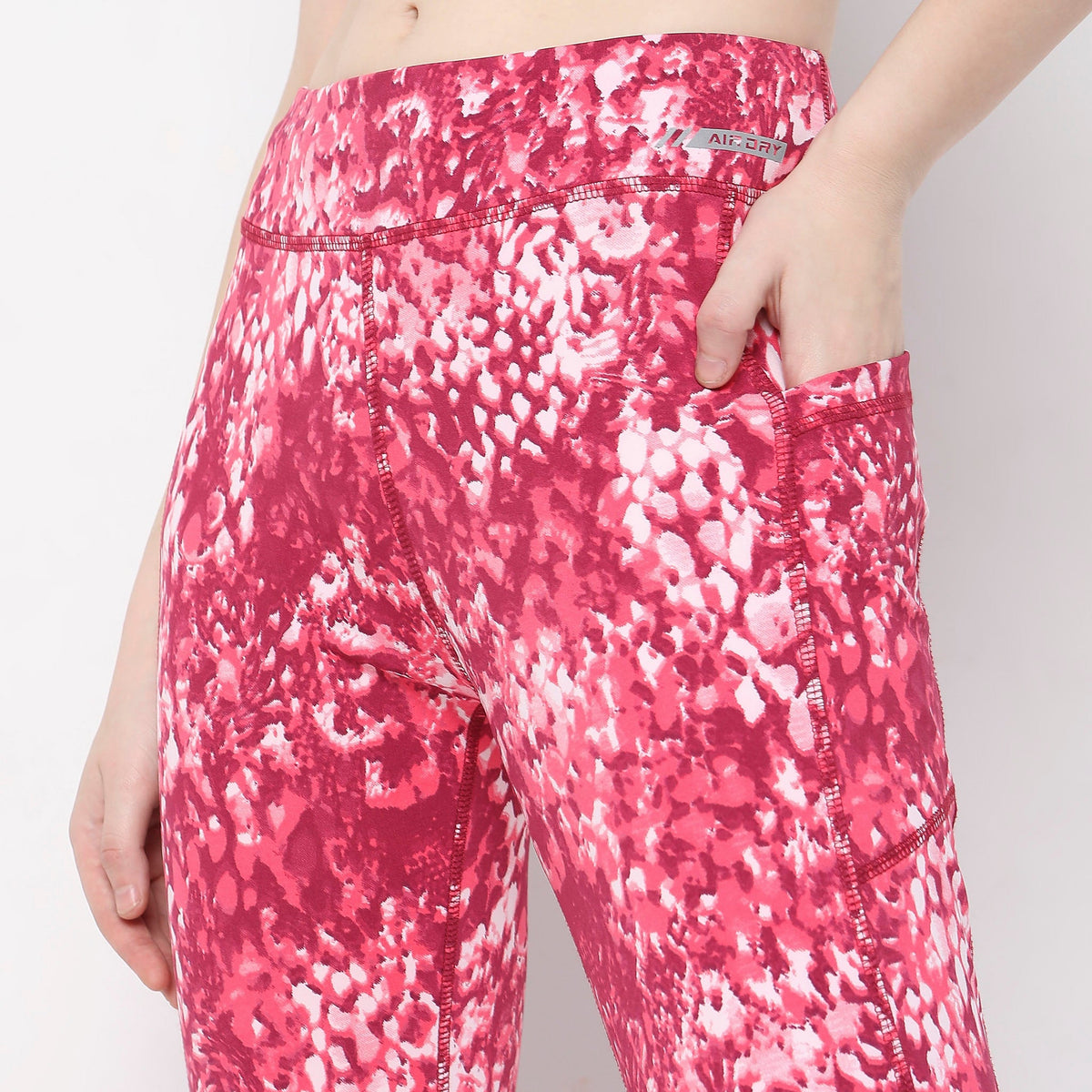 Women Wearing Skinny Fit Abstract Mid Rise Jeggings