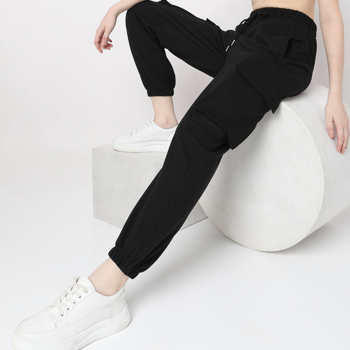 Women Wearing Regular Fit Solid Mid Rise Joggers