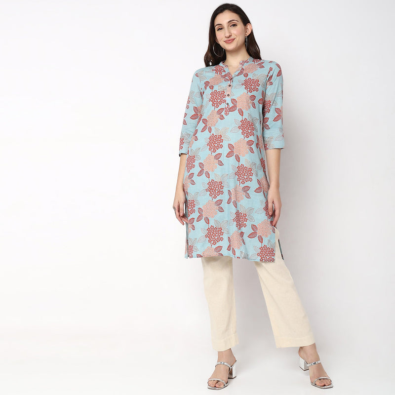 Women Wearing Straight Fit Printed Kurta