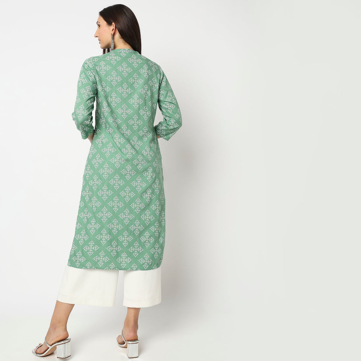 Women Wearing Straight Fit Printed Kurta