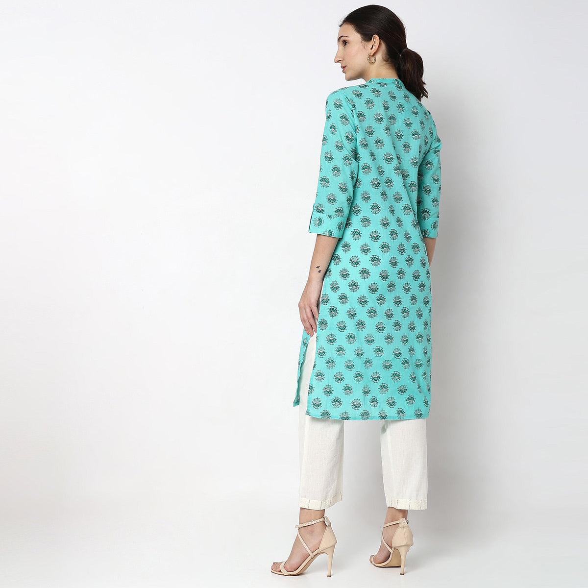 Women Wearing Straight Fit Printed Kurta