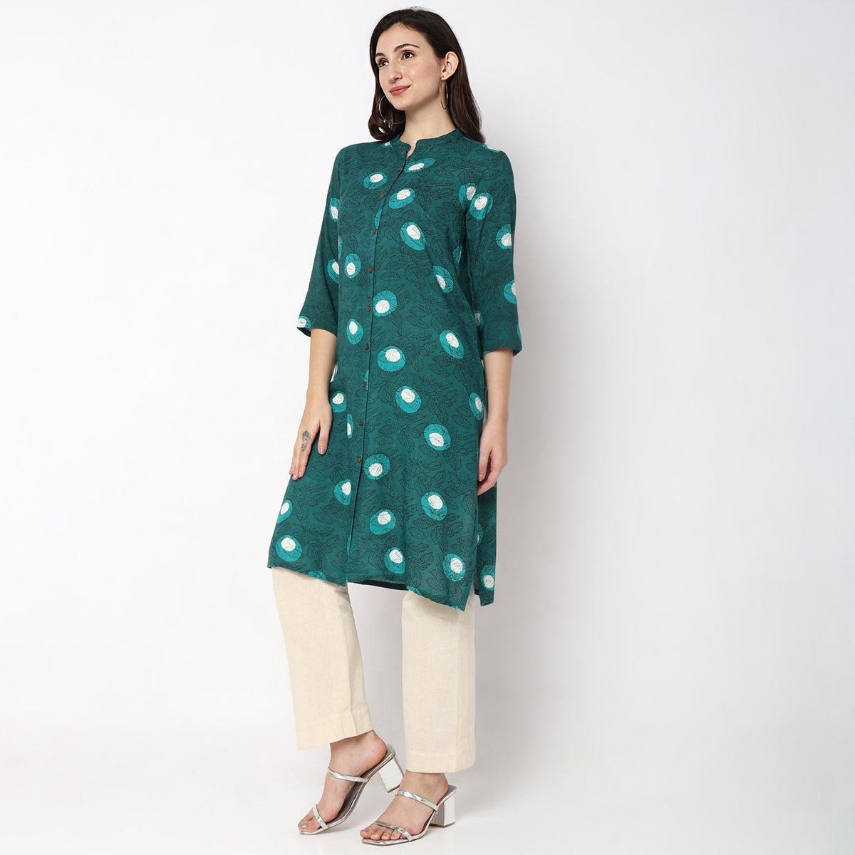 Women Wearing Straight Fit Printed Kurta