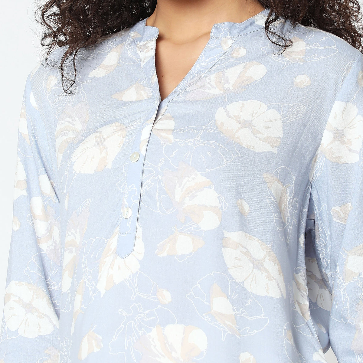 Women Wearing Straight Fit Printed Kurta