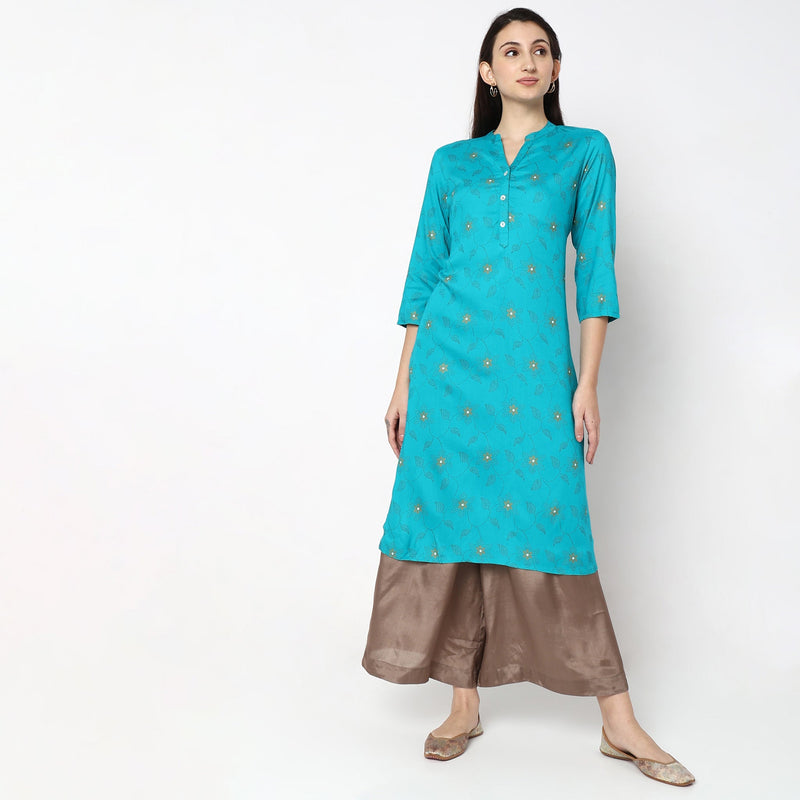 Women Wearing Straight Fit Printed Kurta