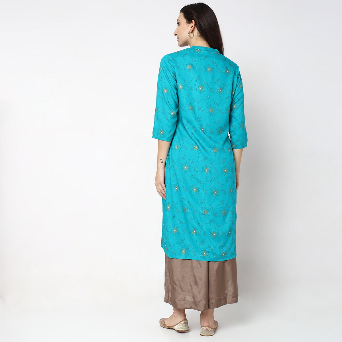 Women Wearing Straight Fit Printed Kurta