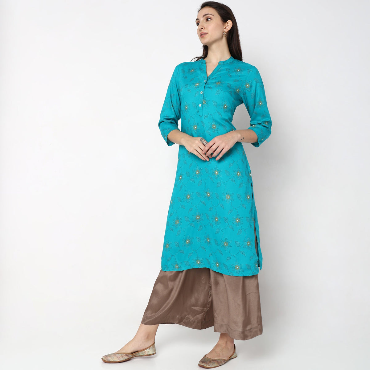 Women Wearing Straight Fit Printed Kurta