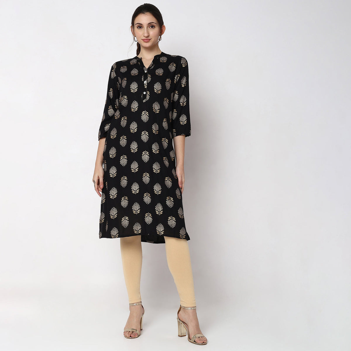 Women Wearing Straight Fit Printed Kurta