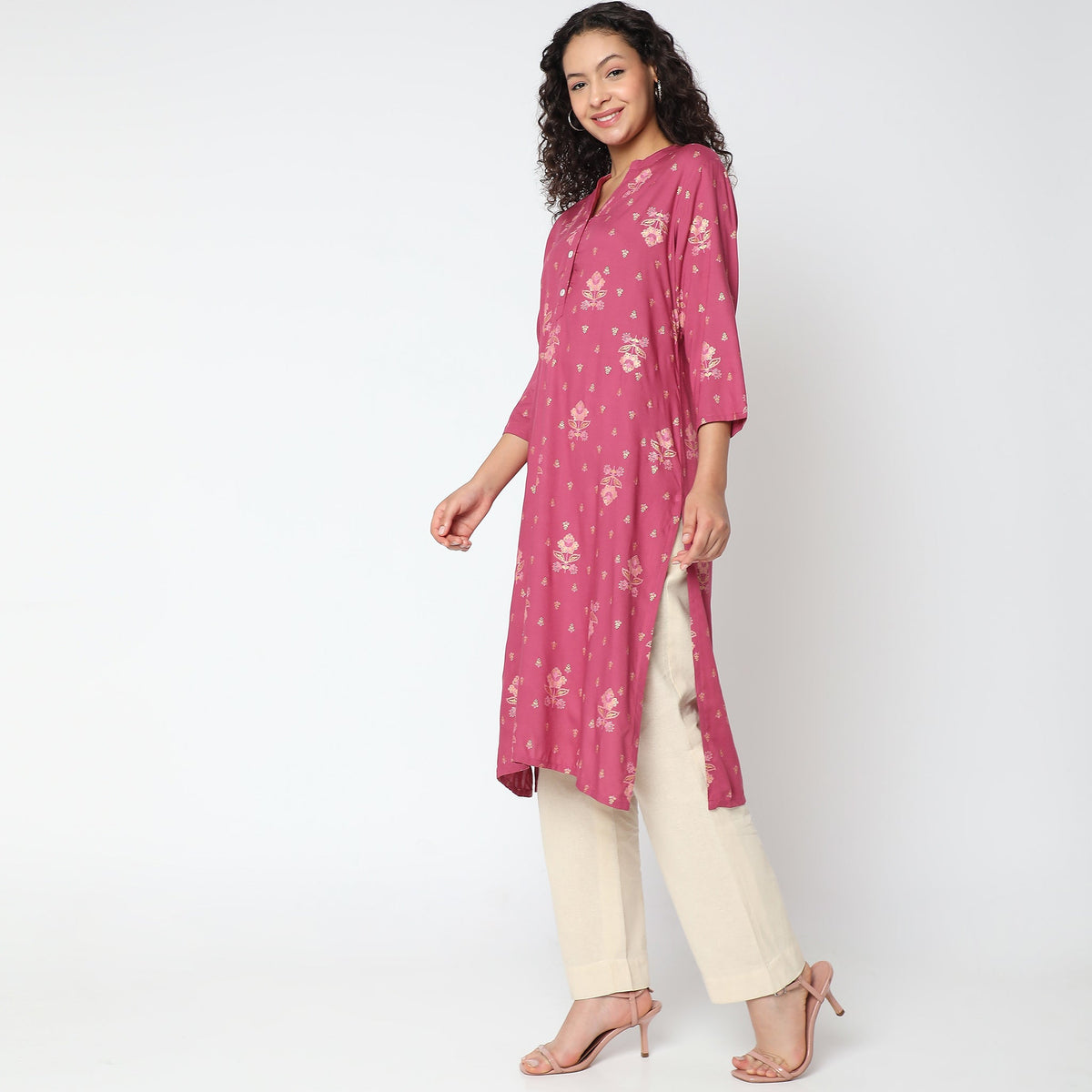 Women Wearing Straight Fit Printed Kurta