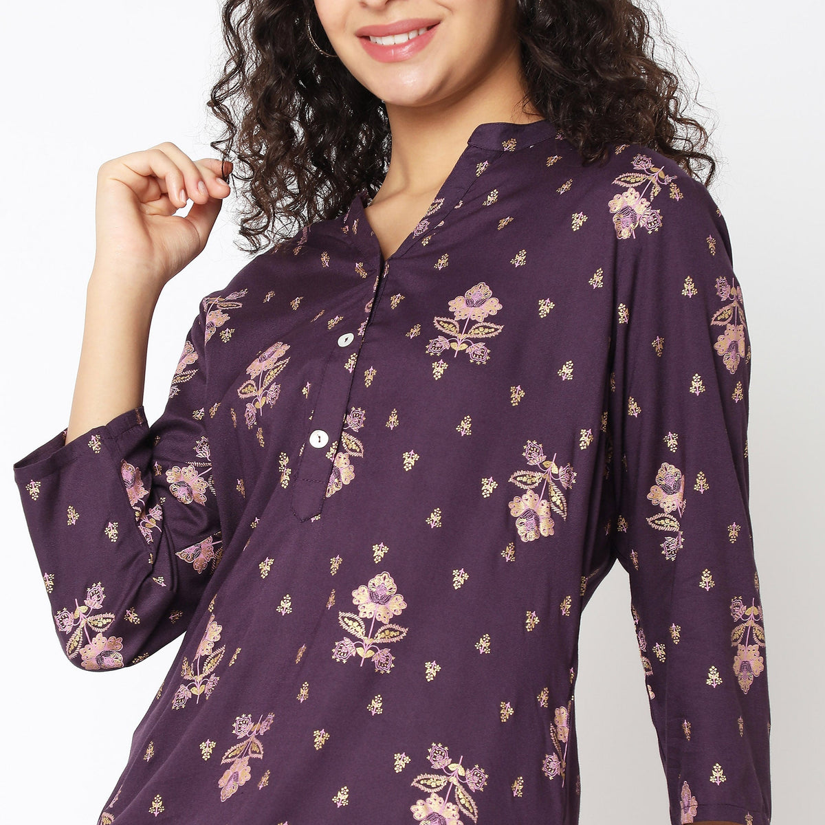 Women Wearing Straight Fit Printed Kurta