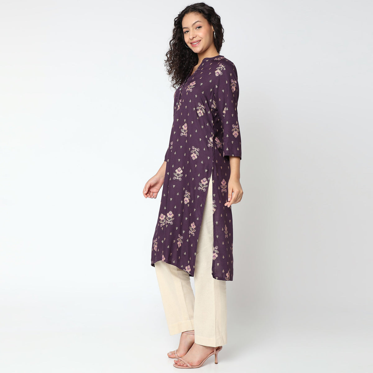 Women Wearing Straight Fit Printed Kurta