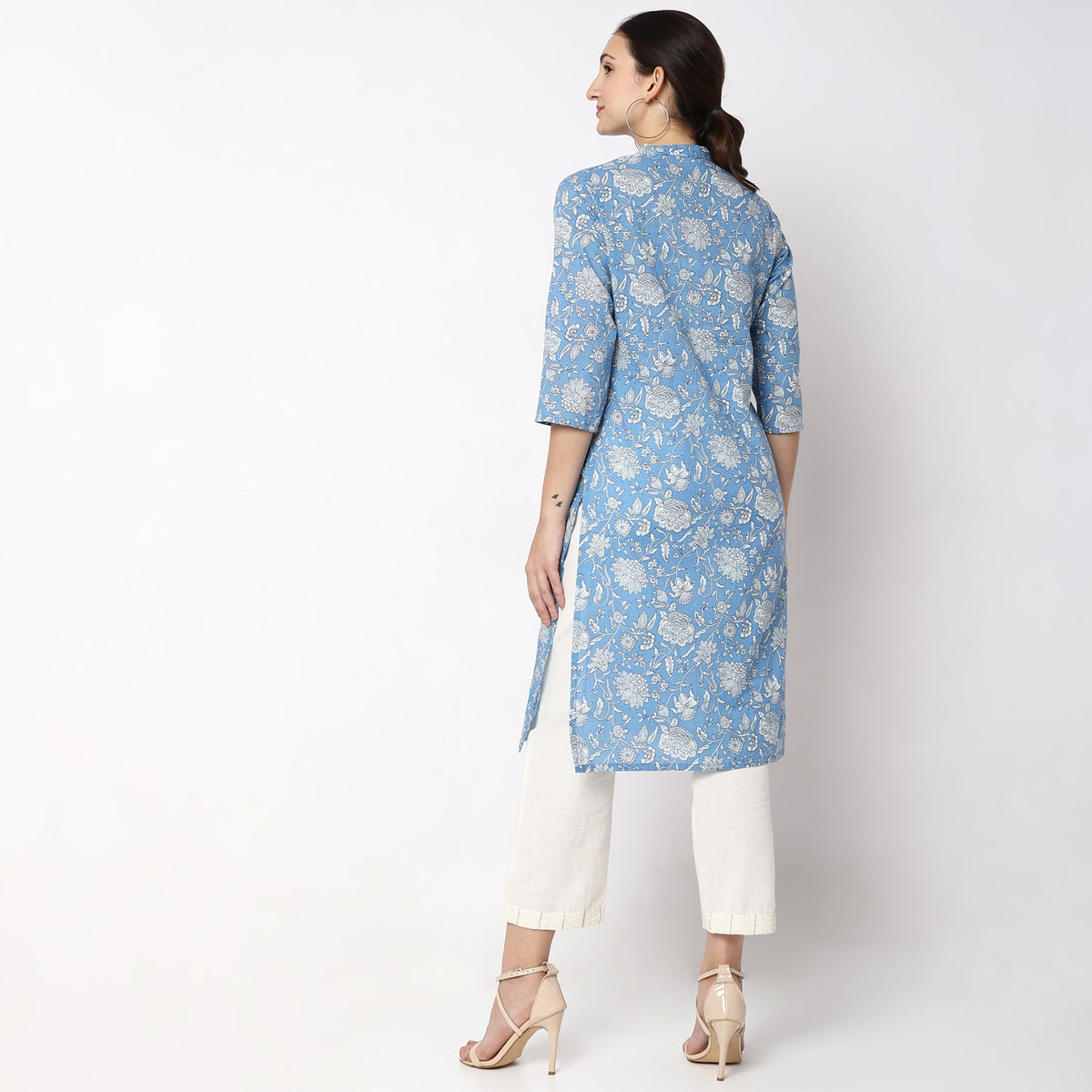 Women Wearing Straight Fit Printed Kurta