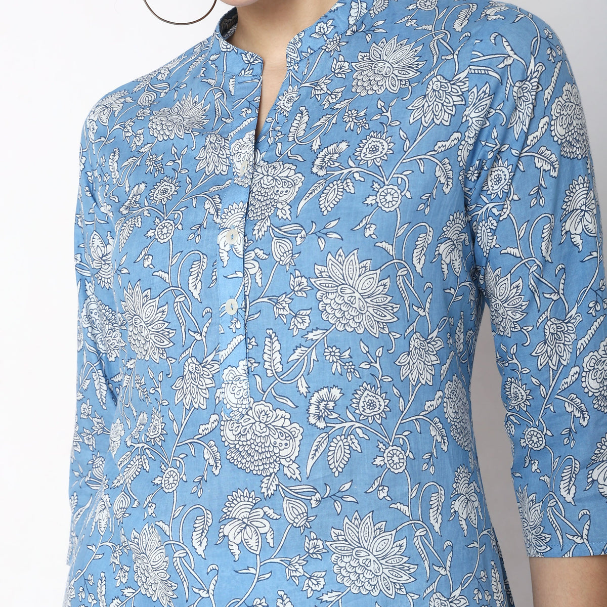 Women Wearing Straight Fit Printed Kurta