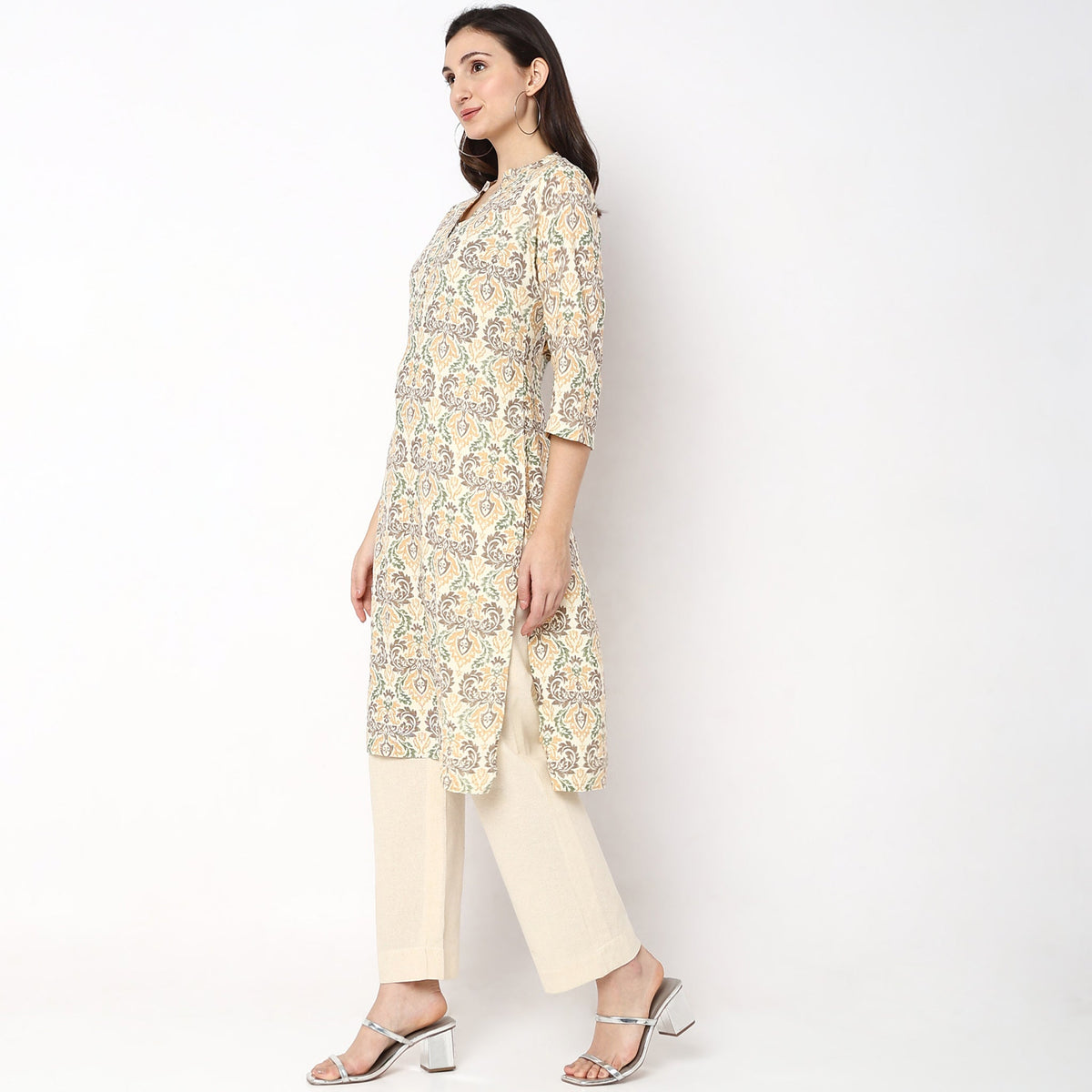 Women Wearing Straight Fit Printed Kurta