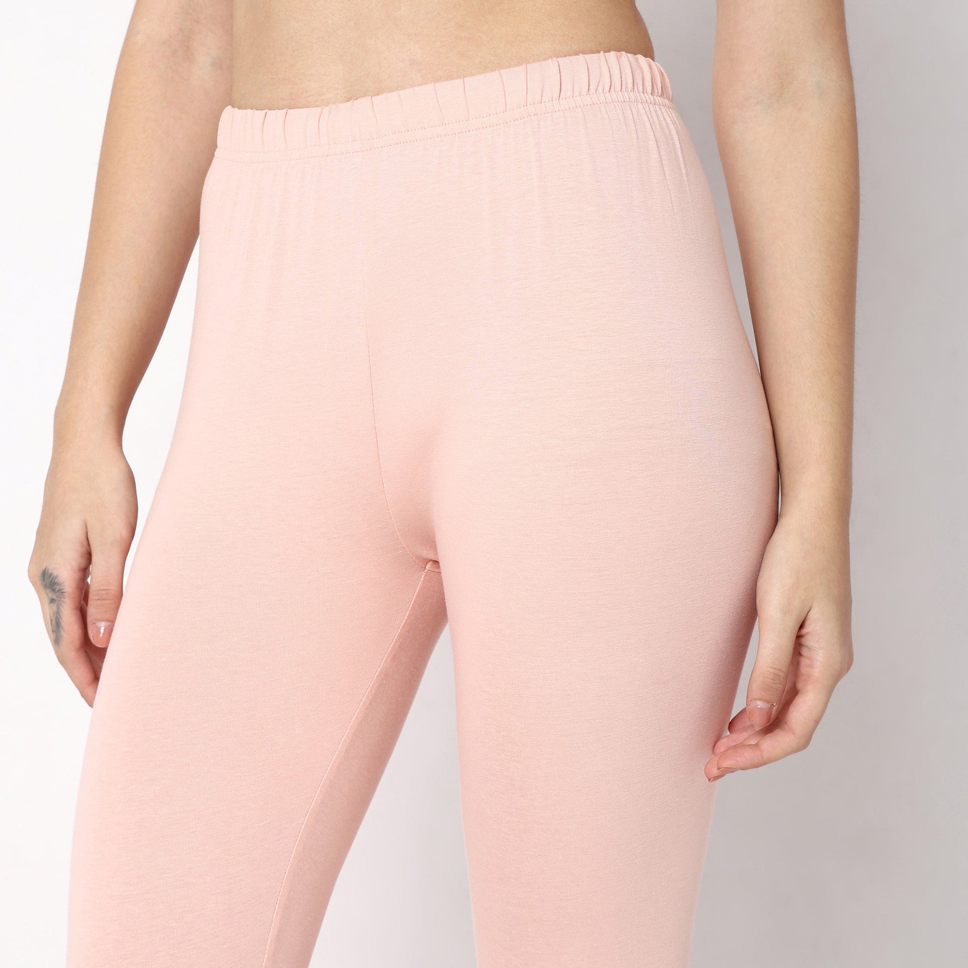 Women Wearing Slim Fit Solid Mid Rise Legging