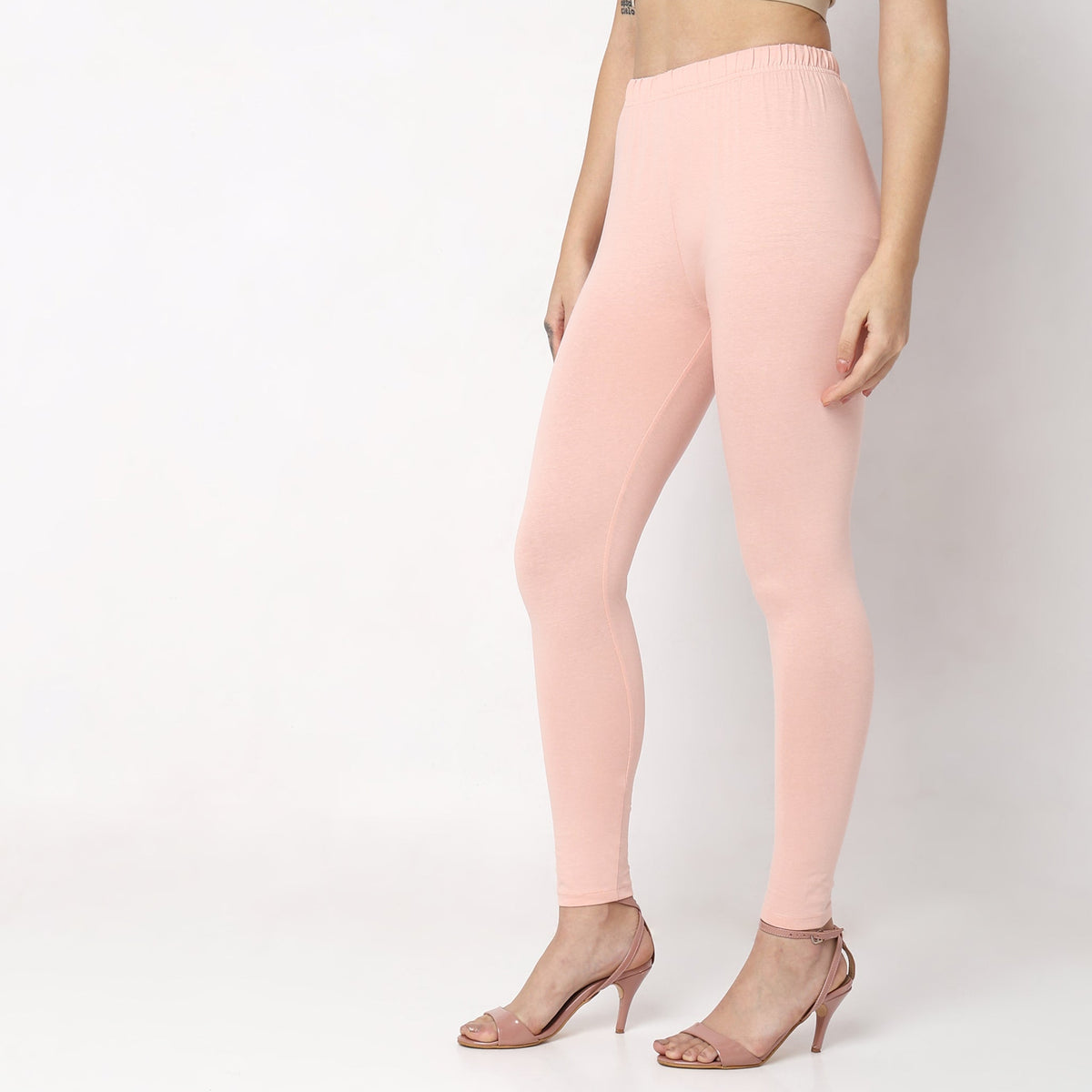 Women Wearing Slim Fit Solid Mid Rise Legging