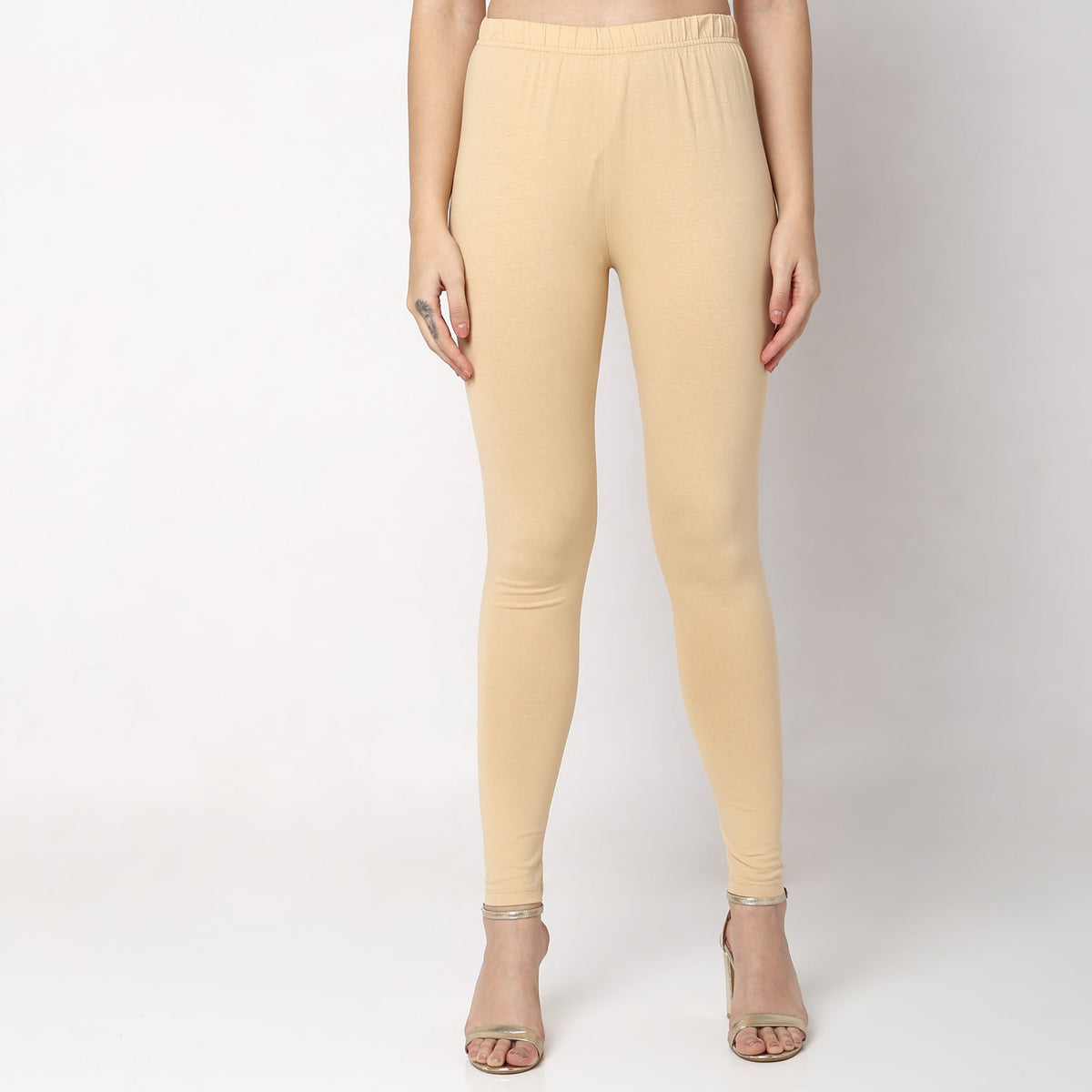 Women Wearing Slim Fit Solid Mid Rise Legging