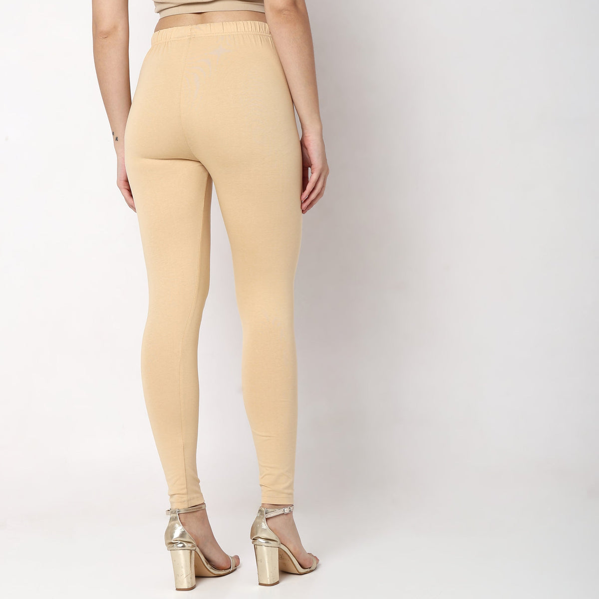 Women Wearing Slim Fit Solid Mid Rise Legging