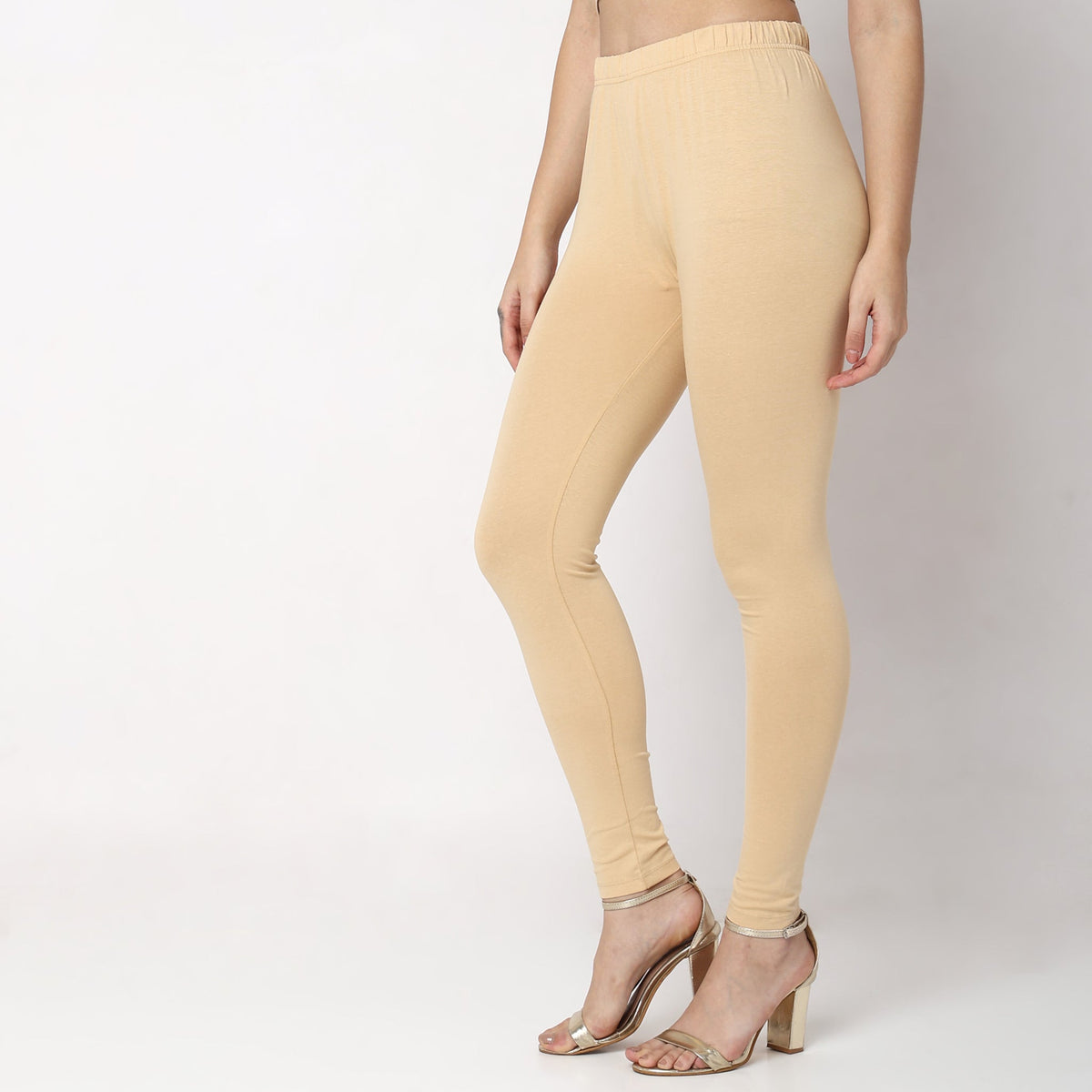 Women Wearing Slim Fit Solid Mid Rise Legging