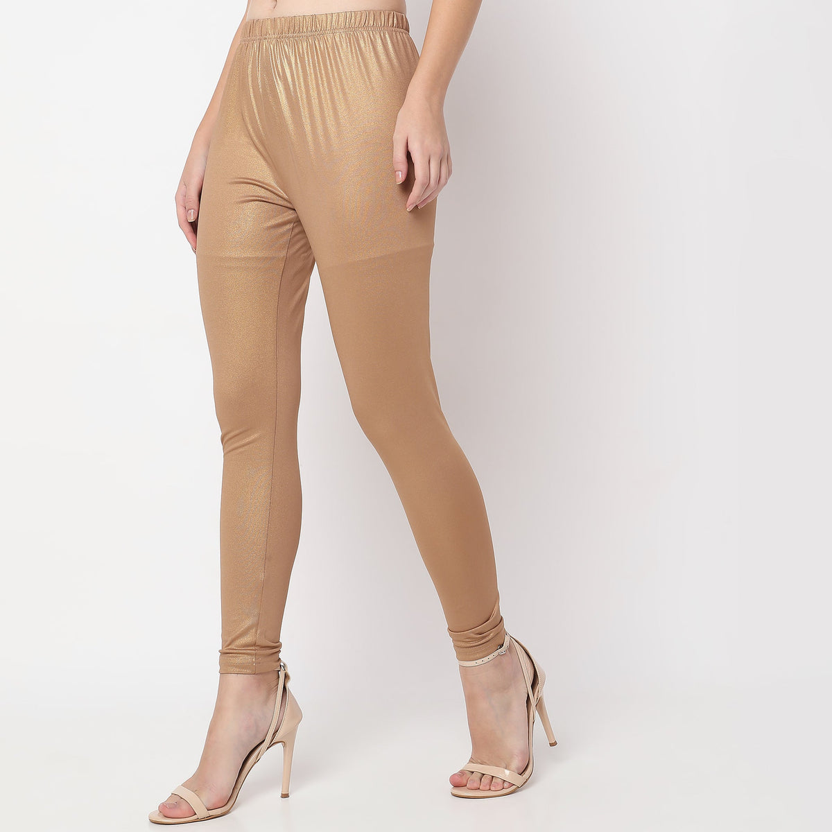 Women Wearing Slim Fit Solid Mid Rise Legging