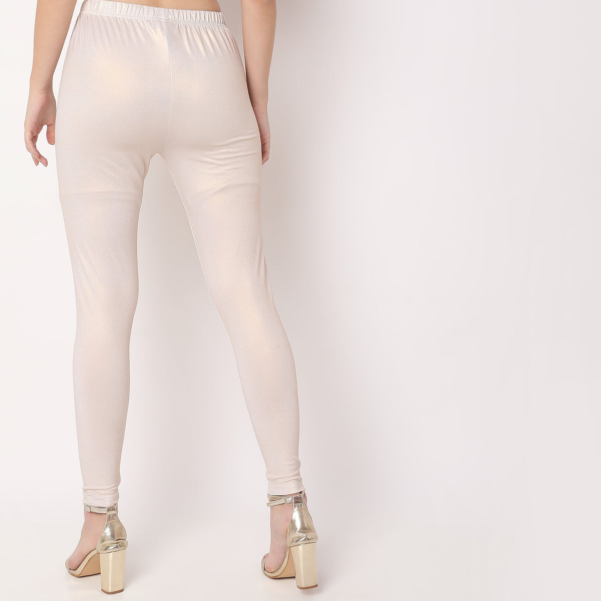 Women Wearing Slim Fit Solid Mid Rise Legging