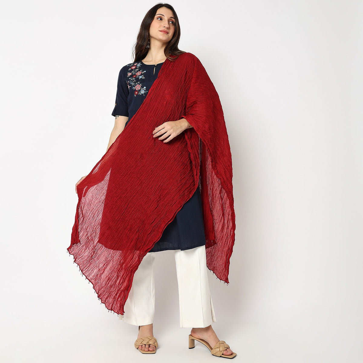 Women Wearing Cotton Solid Dupatta