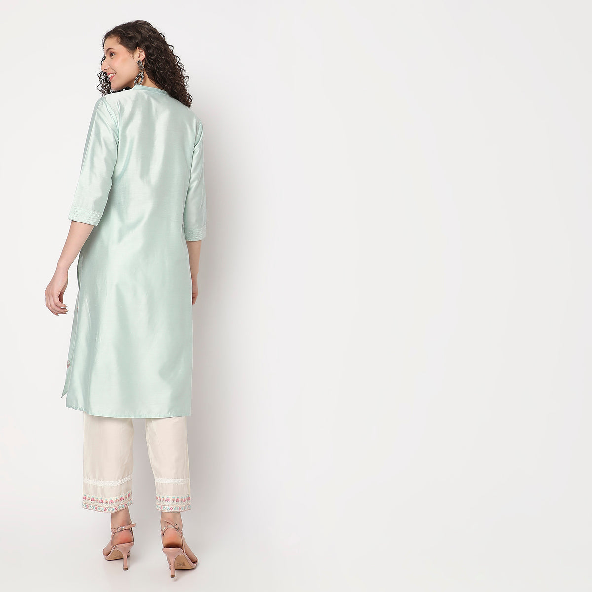 Straight Fit Embroidered Kurta