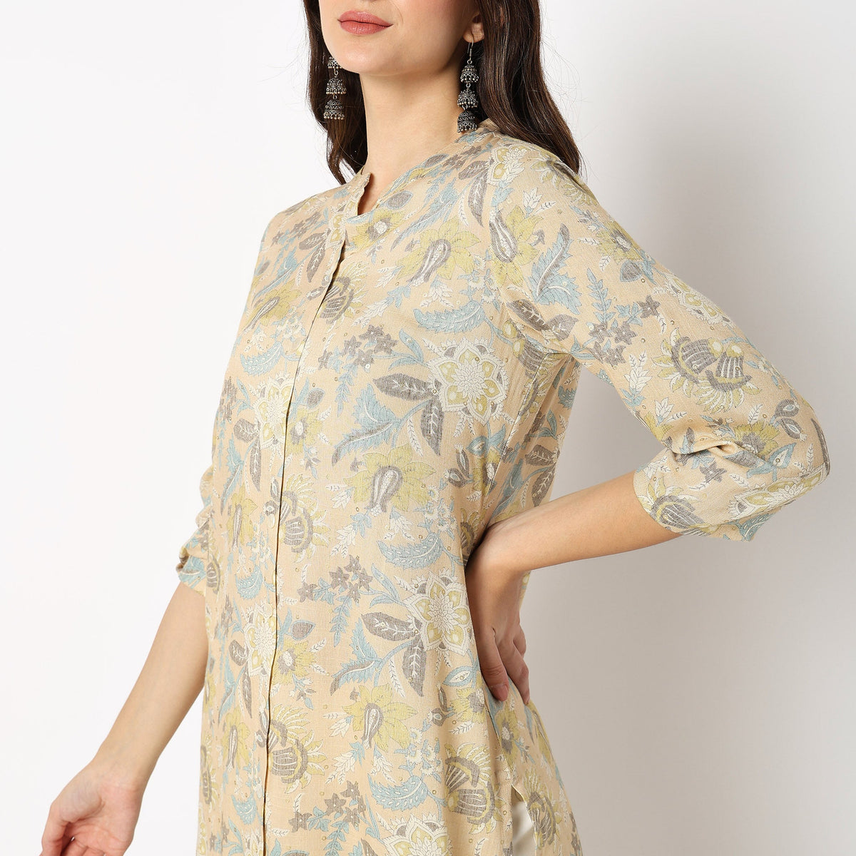 Women Wearing Straight Fit Printed Kurta