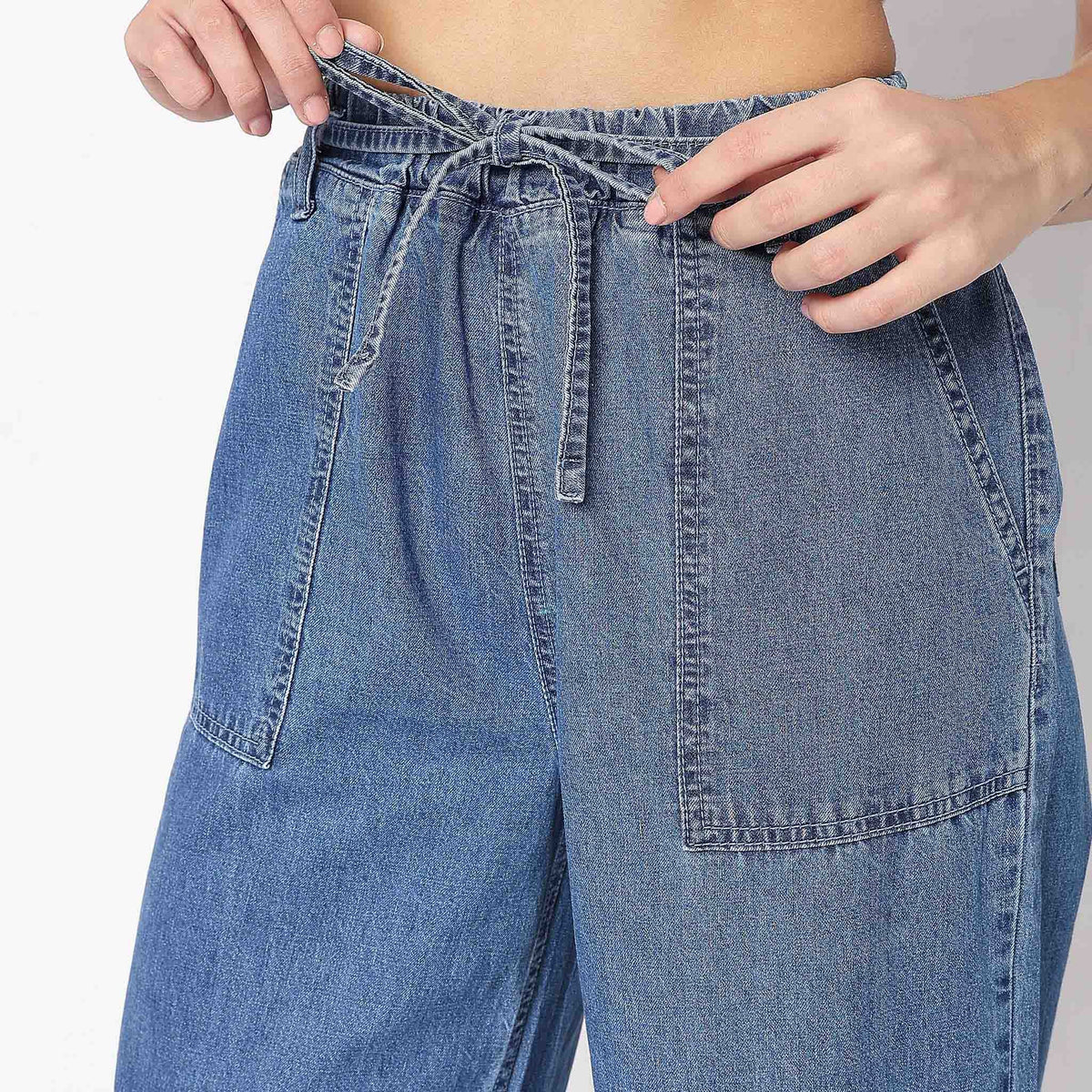 Women Wearing Regular Fit Solid High Rise Jean