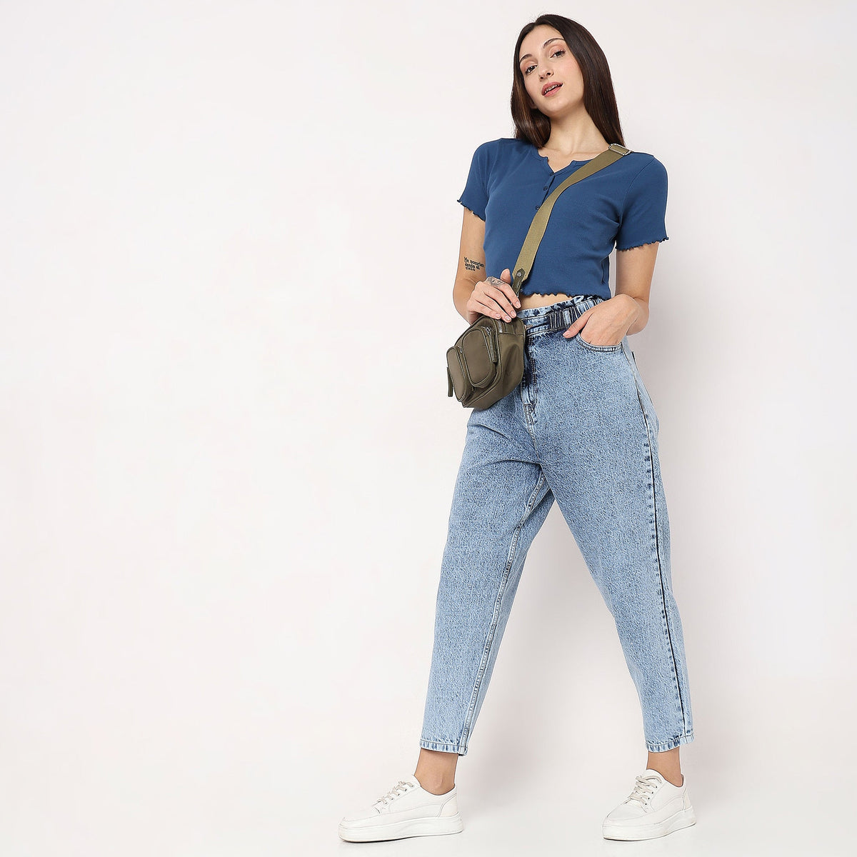 Women Wearing Slouch Fit Solid High Rise Jean