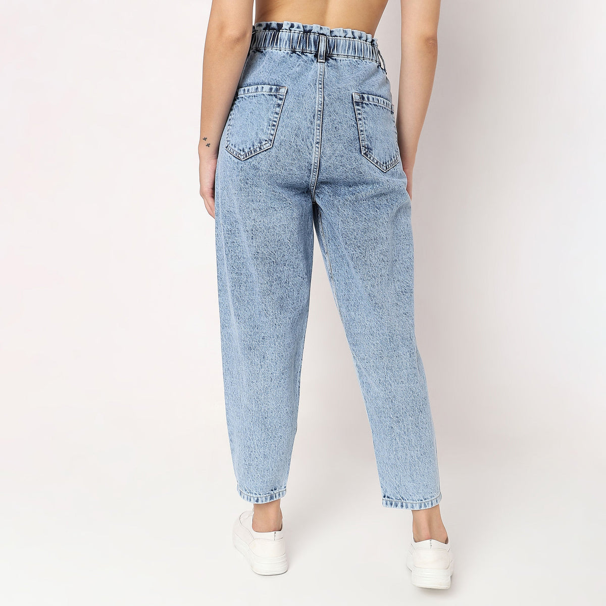 Women Wearing Slouch Fit Solid High Rise Jean