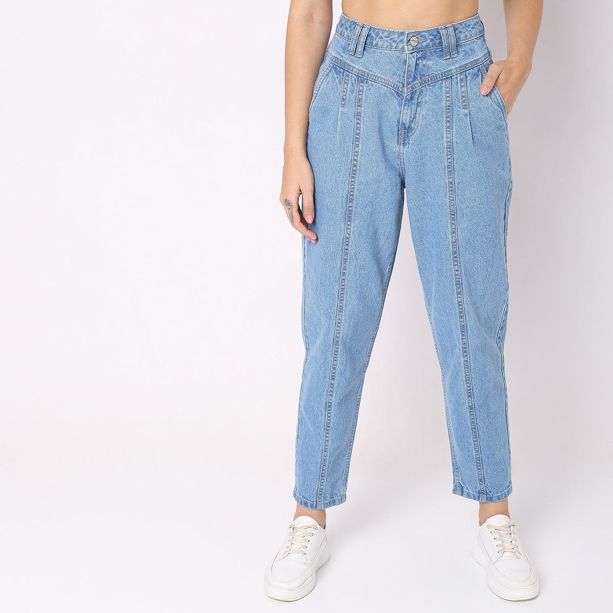 Women Wearing Slouch Fit Solid High Rise Jean