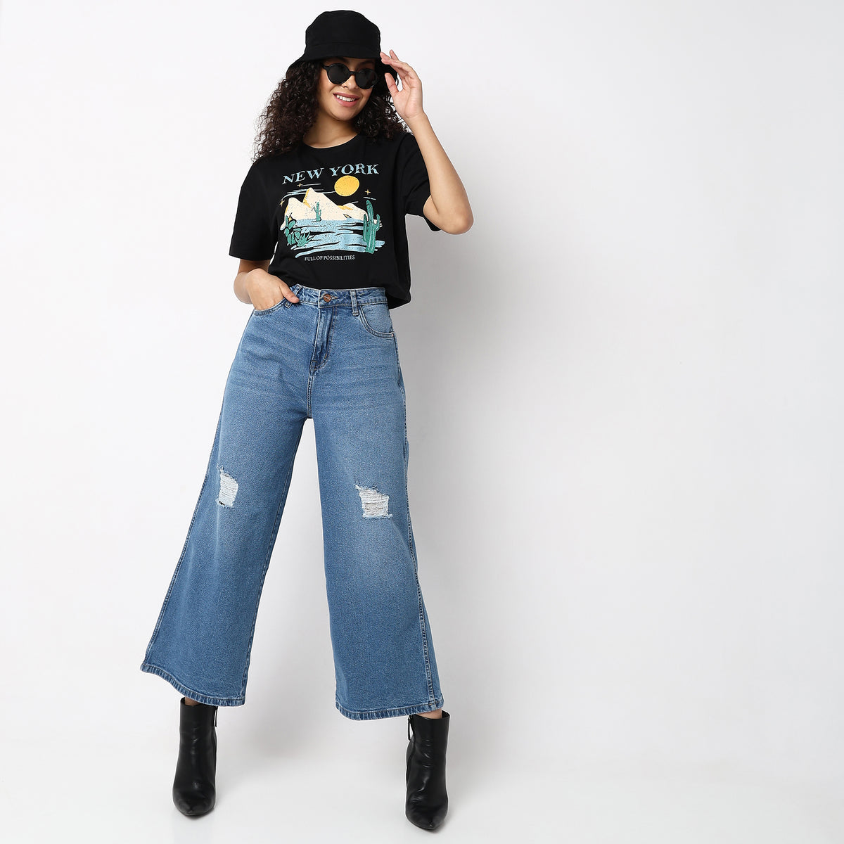 Women Wearing Flare Fit Solid High Rise Jeans