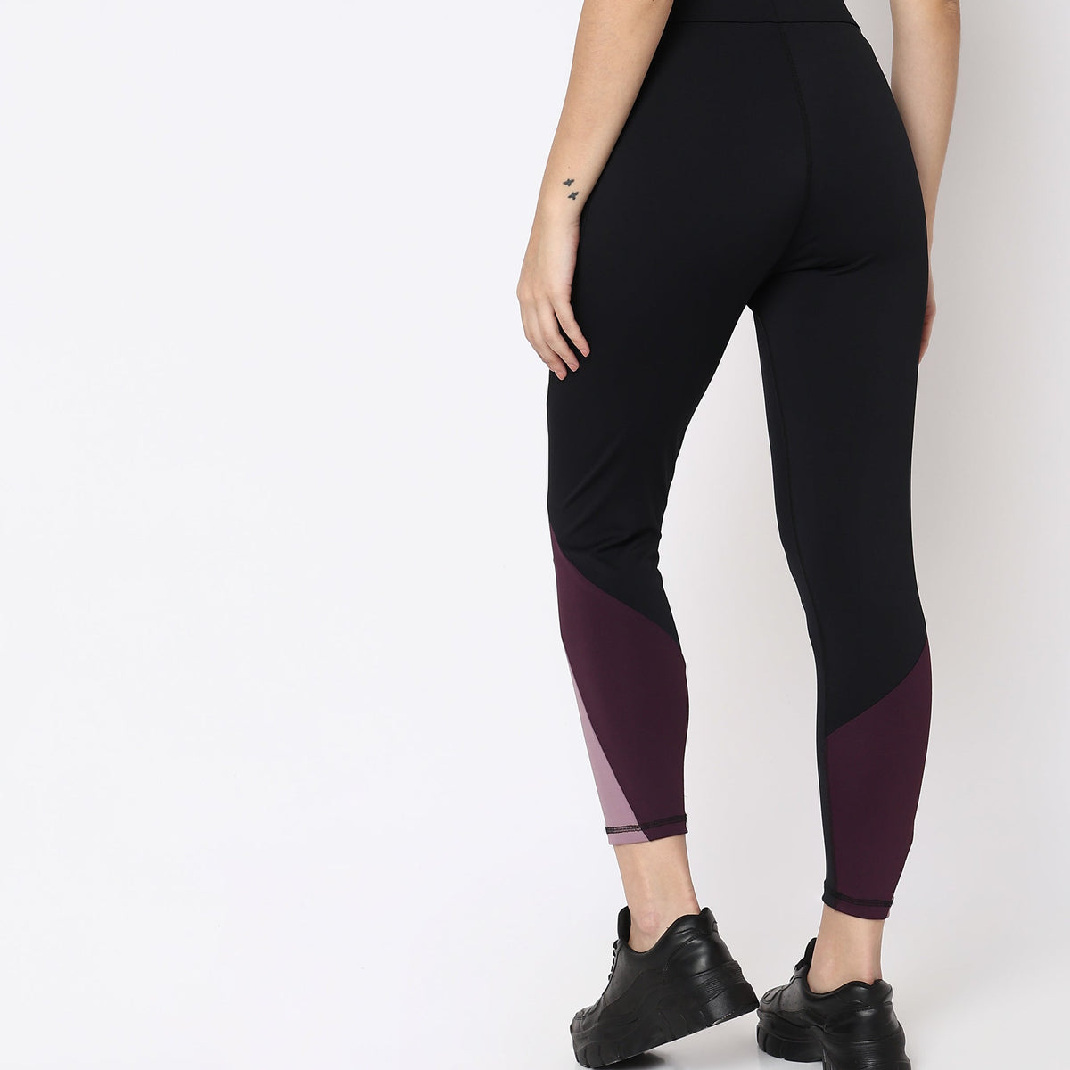 Women Wearing Straight Fit Solid High Rise Jeggings