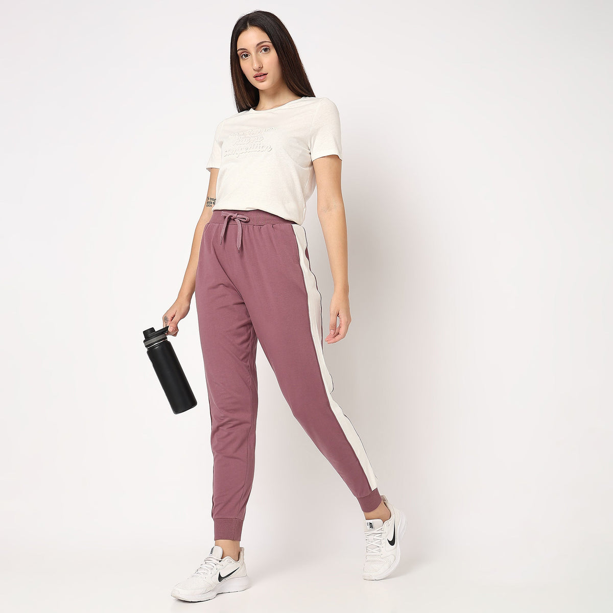 Women Wearing Regular Fit Solid Mid Rise Joggers