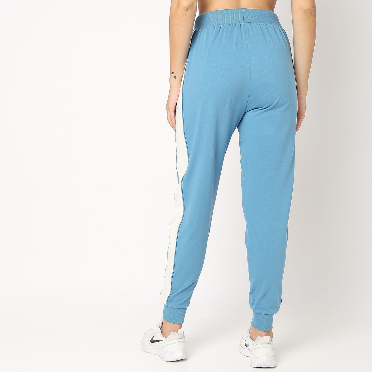 Women Wearing Regular Fit Solid Mid Rise Joggers