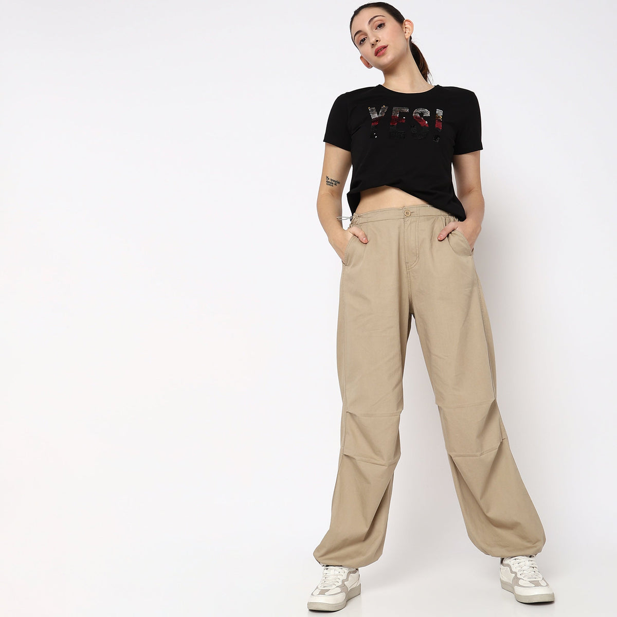 Women Wearing Relaxed Fit Solid Mid Rise Trouser