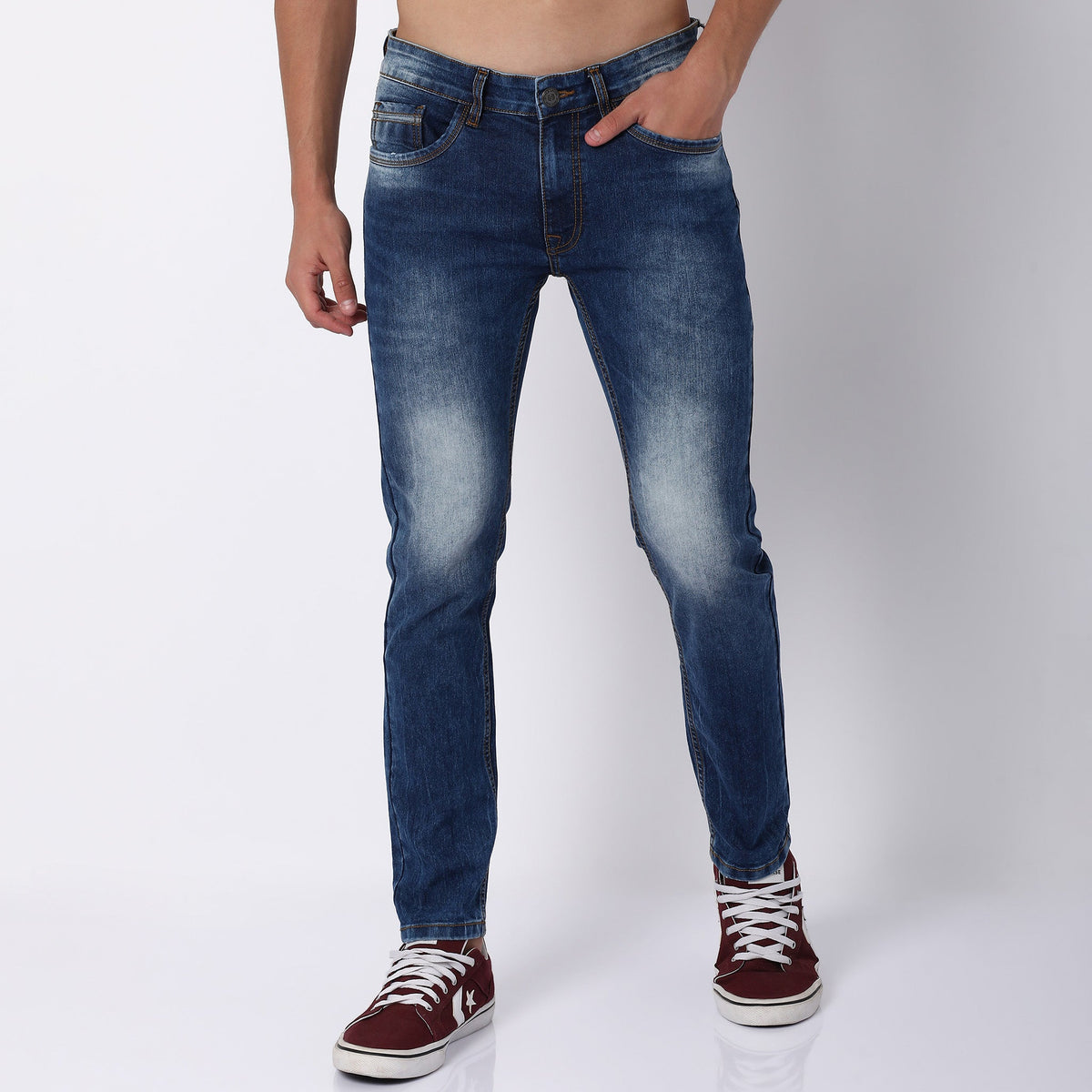 Men Wearing Regular Fit Solid Mid Rise Jean