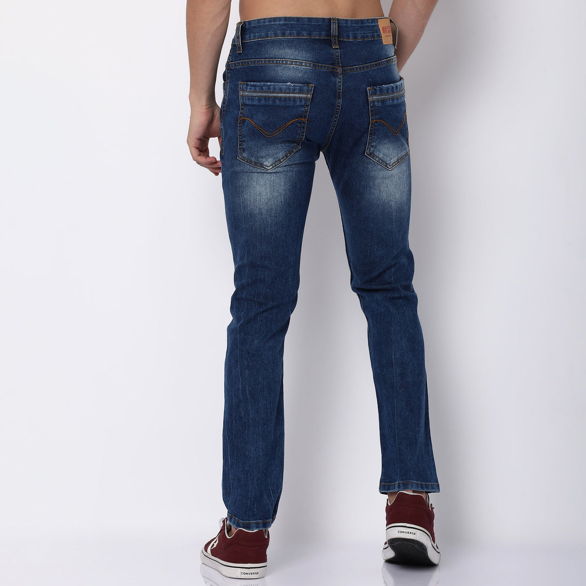 Men Wearing Regular Fit Solid Mid Rise Jean