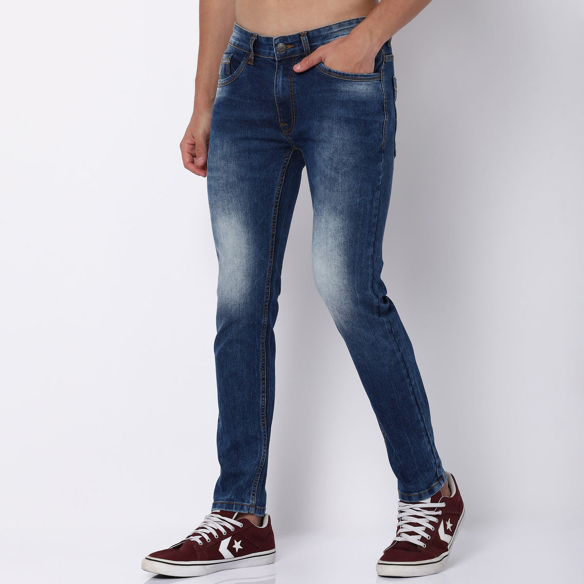 Men Wearing Regular Fit Solid Mid Rise Jean