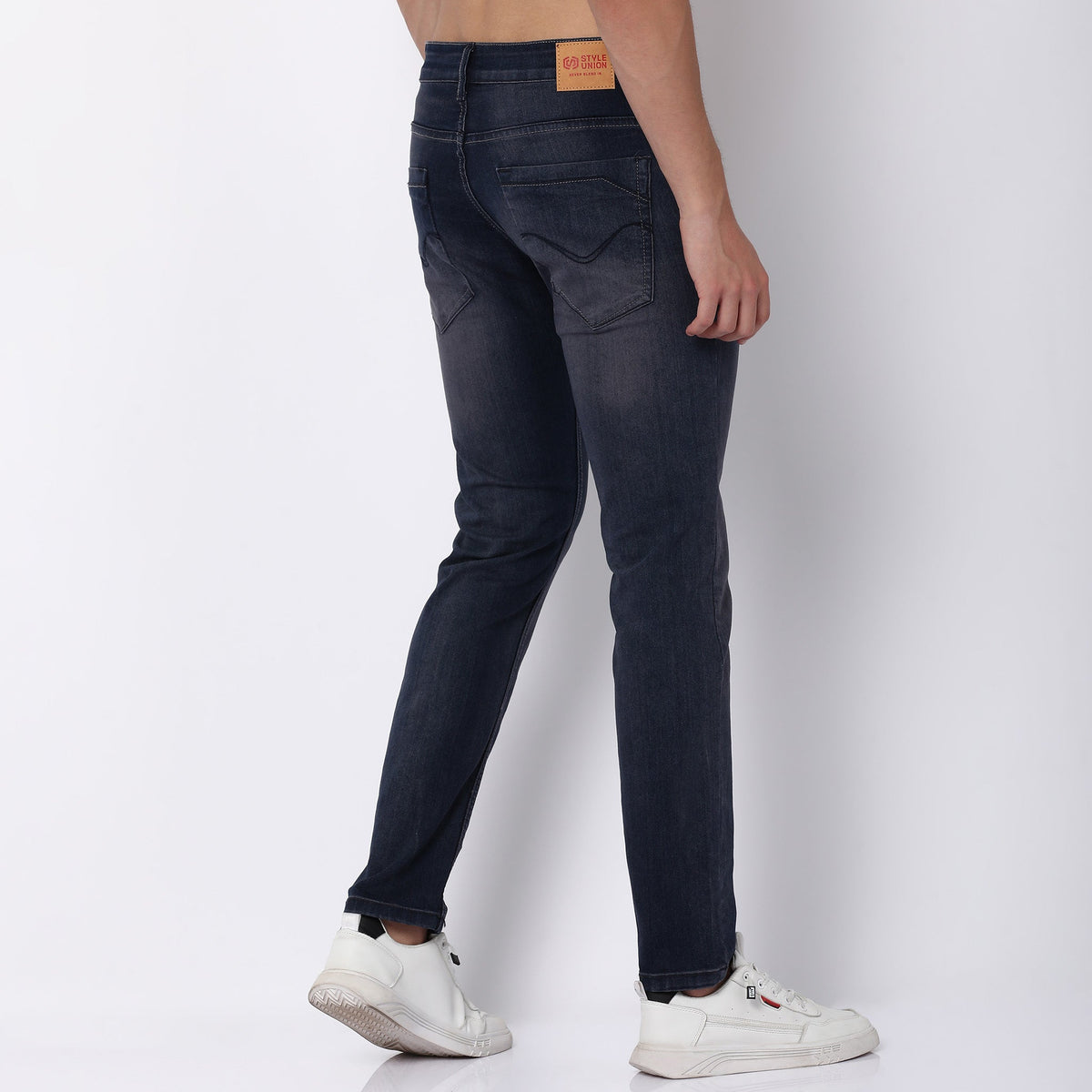 Men Wearing Regular Fit Solid Mid Rise Jean